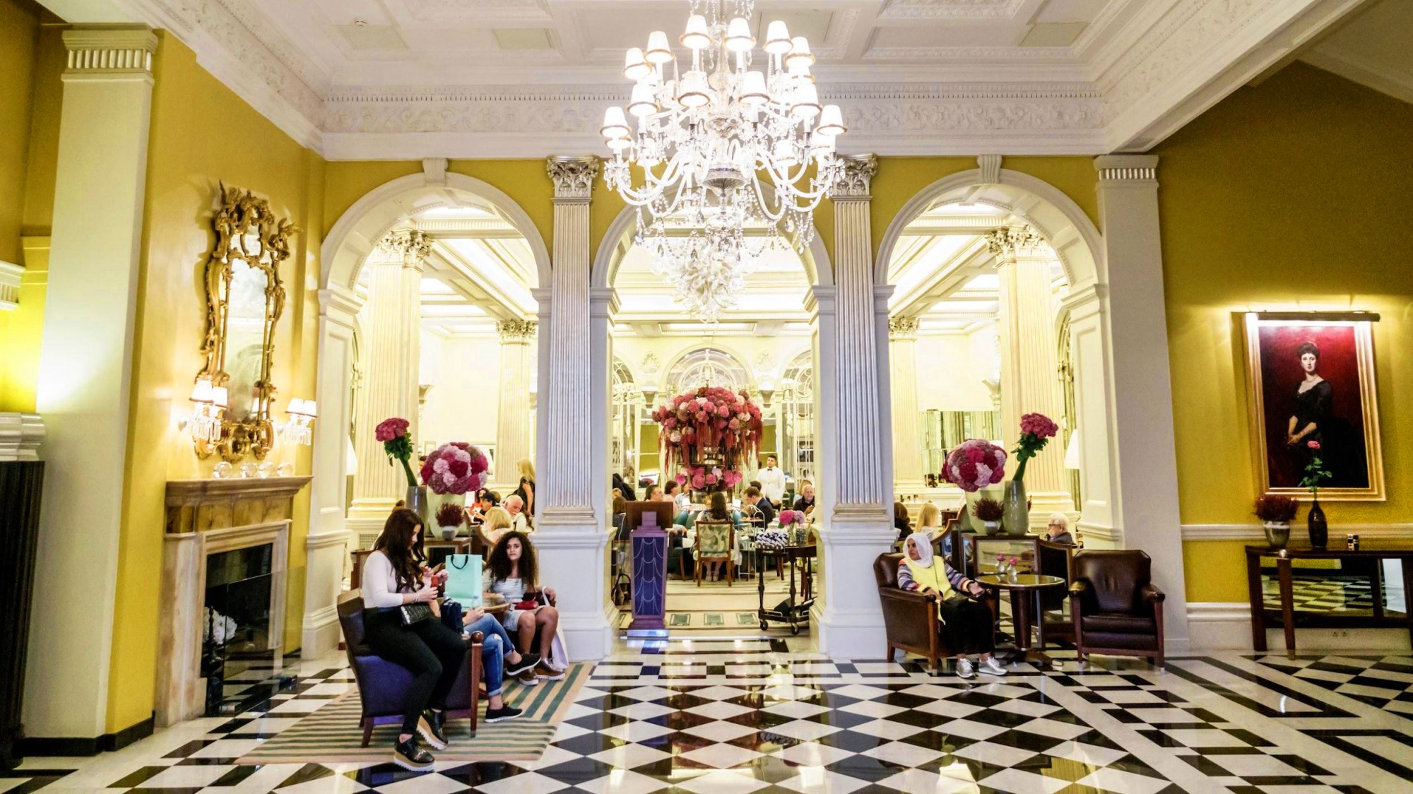 Màu vàng nắng ấm áp - Màu sơn khách sạn thu hút