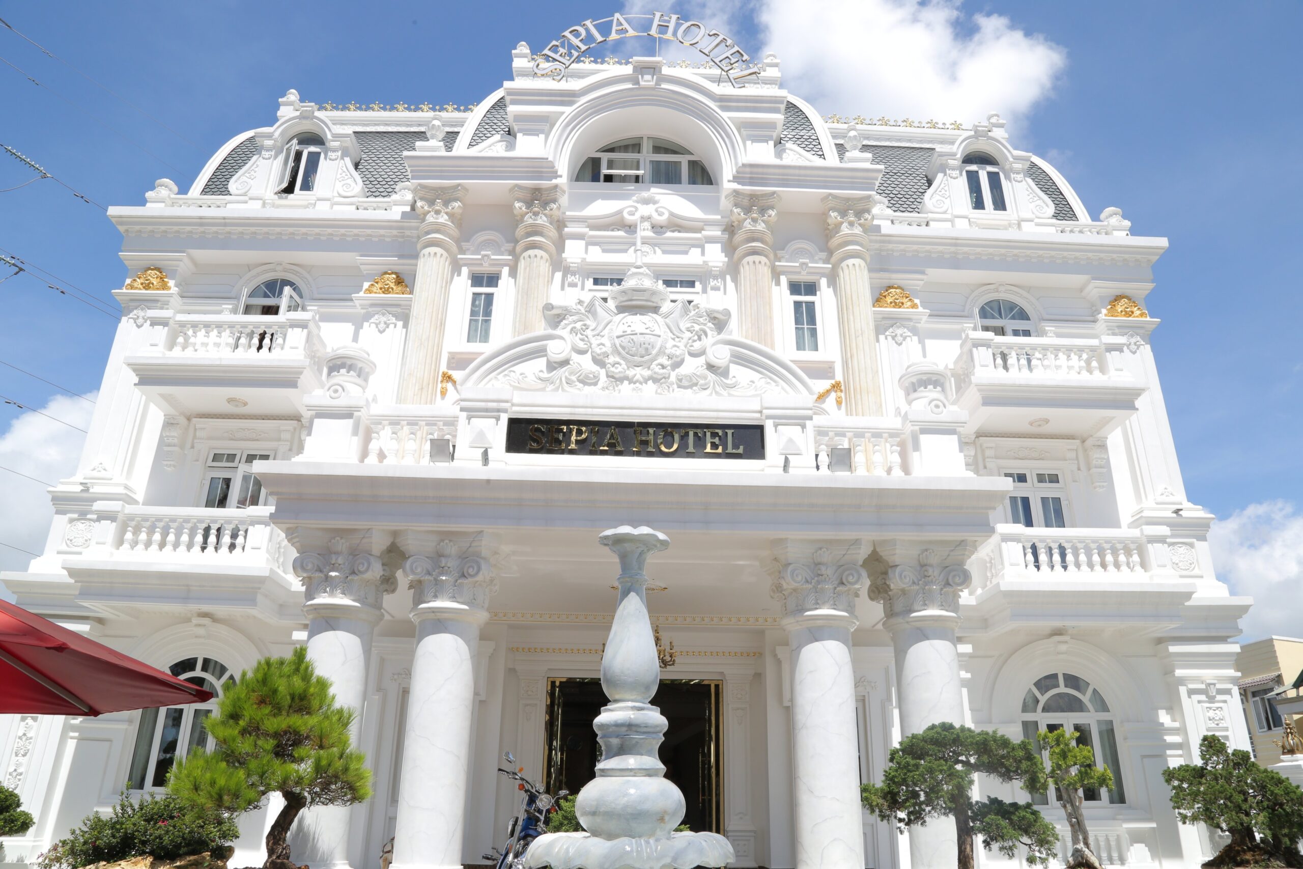 Sơn màu trắng thanh lịch cho khách sạn